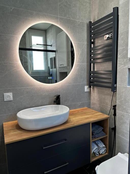 Chic Renovated 2 Bedroom Entire Or Only Private In Liberation In With Garage On Demand, Ac, Wi-fi And Tram Access Appartement *