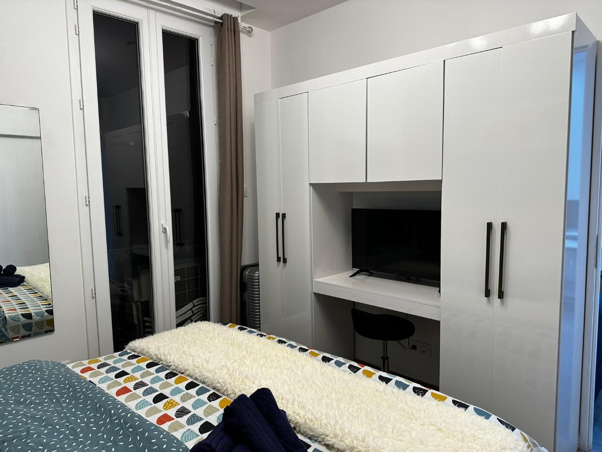 Chic Renovated 2 Bedroom Entire Or Only Private In Liberation In With Garage On Demand, Ac, Wi-fi And Tram Access *