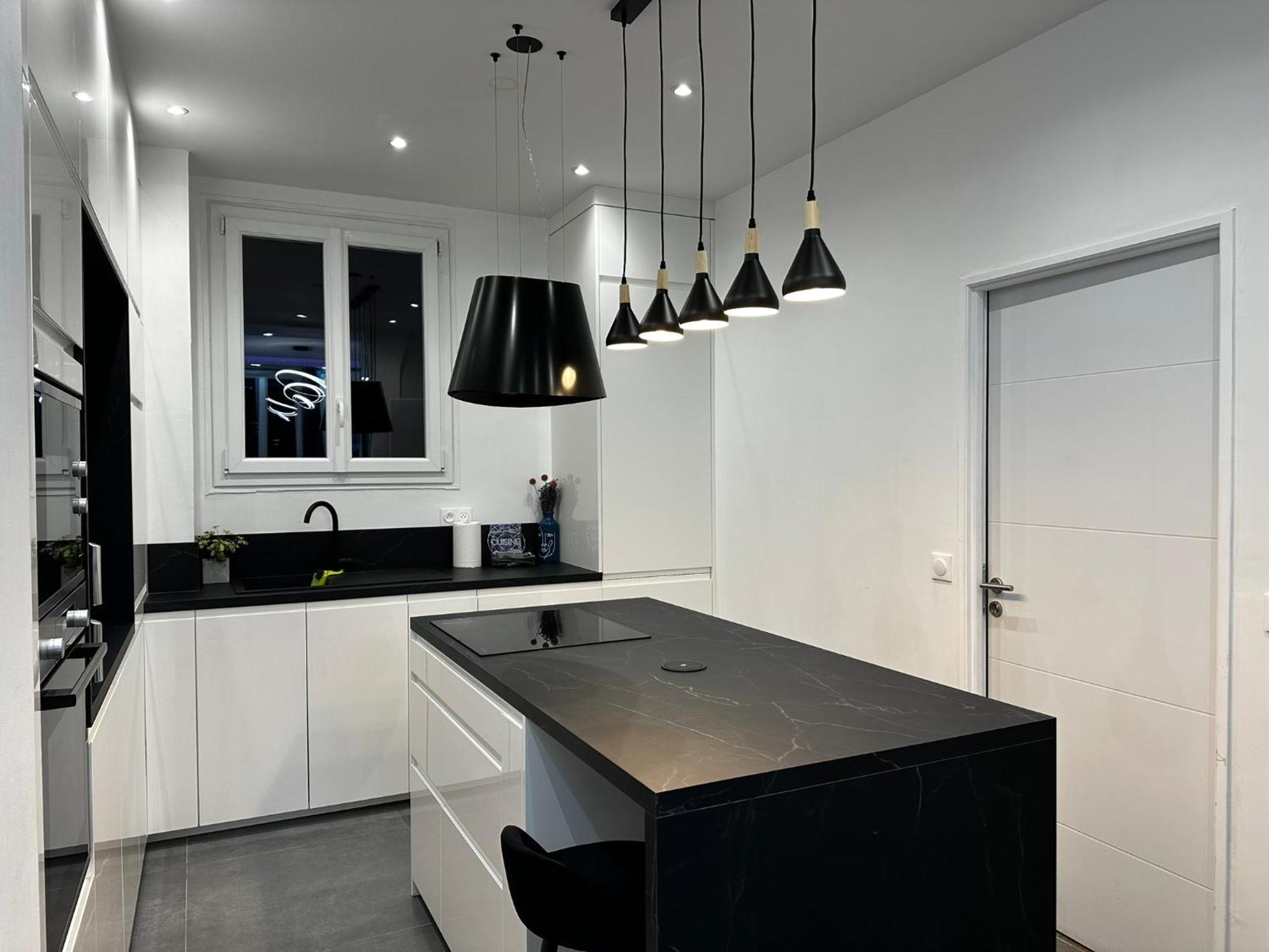 Chic Renovated 2 Bedroom Entire Or Only Private In Liberation In With Garage On Demand, Ac, Wi-fi And Tram Access Apartment *